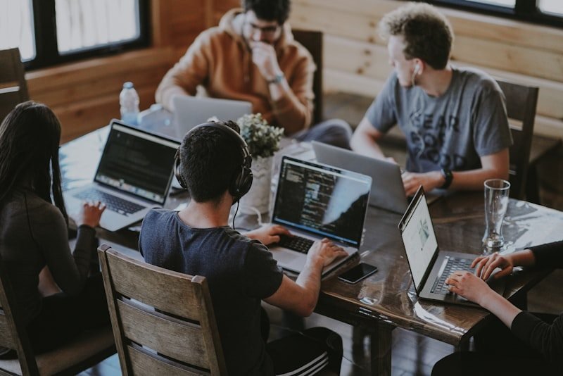 L'équipe Veuve Noire au travail